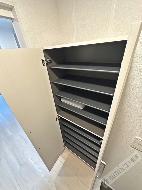 玄関　たくさんの靴を収納できるシューズボックスを完備