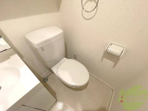 トイレ　こちらはトイレです。清潔感があり、安心して使用できます。