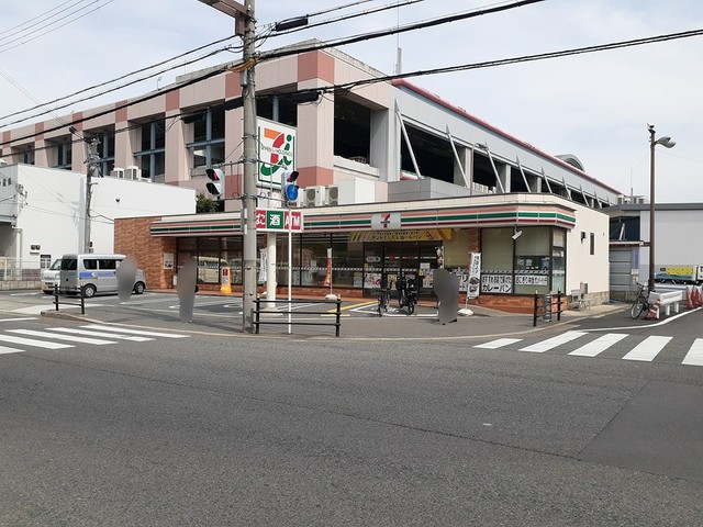 コンビニ　セブンイレブン中央市場西口店（コンビニ）まで120m