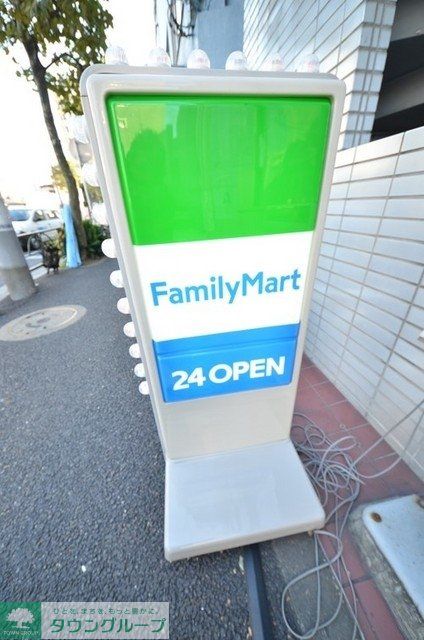 コンビニ　ファミリーマート（コンビニ）まで24m