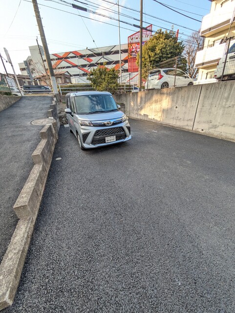駐車場　敷地内駐車場の空きはご確認ください。