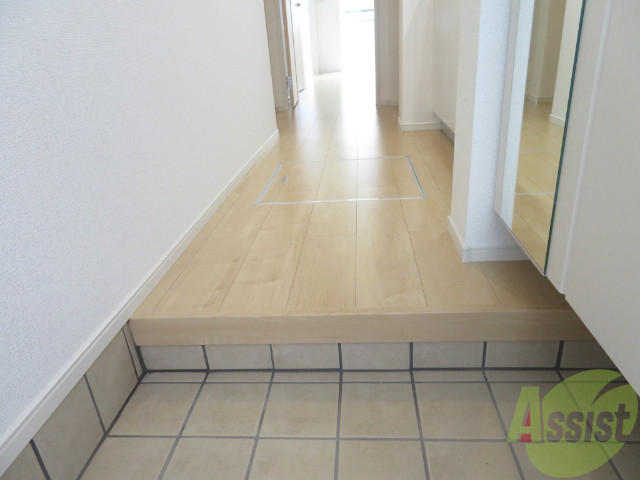 玄関　玄関の様子です。明るい印象ですね。気分もあがりそう。