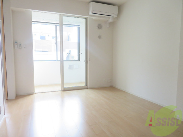 居室・リビング　８．１帖の洋室です。広々として、きれいですね。