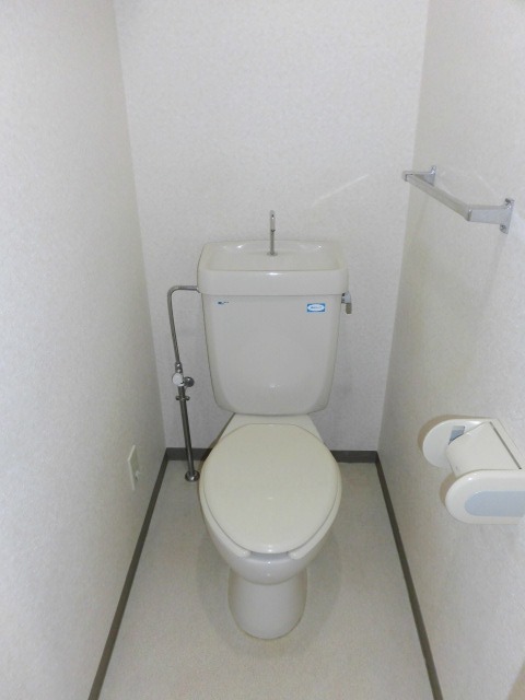 トイレ　別号室の写真です。