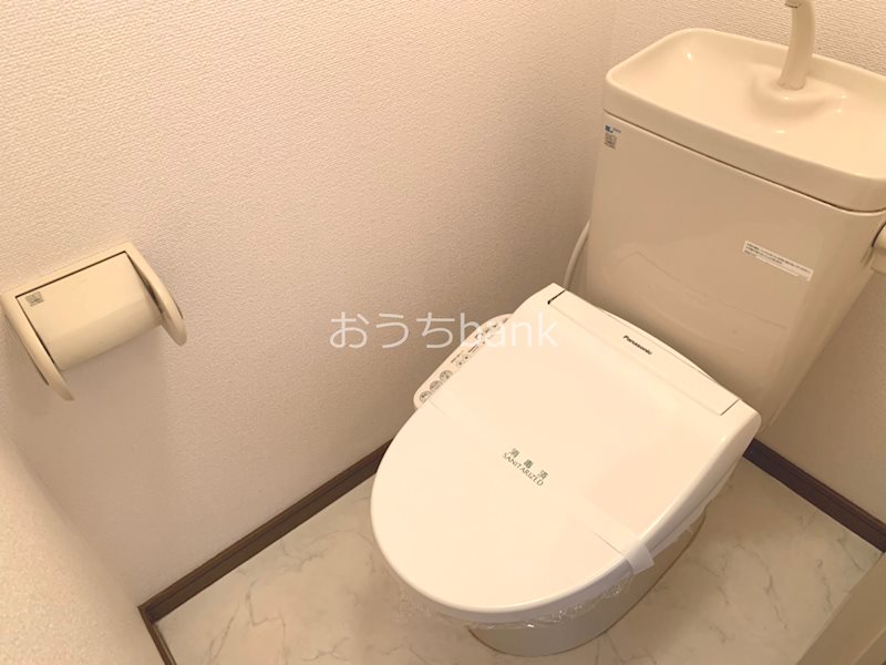 トイレ　温水洗浄機能付きのトイレになります。