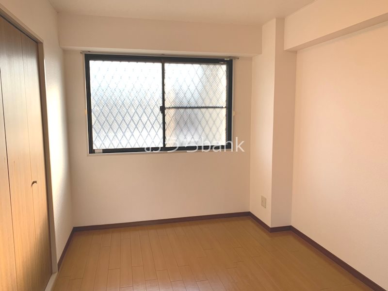 その他部屋・スペース　6.3帖の洋室にはベットを置いても良いですね。