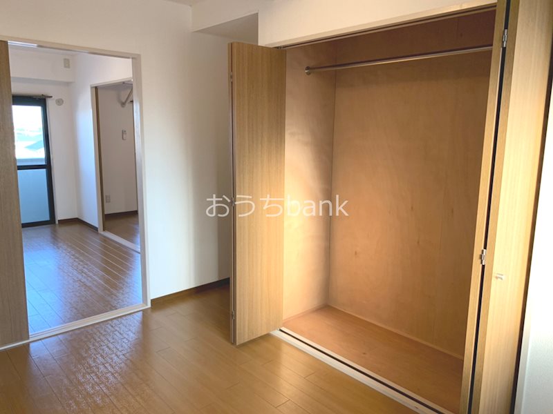 収納　洋室の収納スペースはクローゼットになっております。