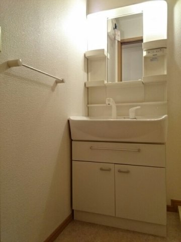 洗面設備　明るい洗面所です