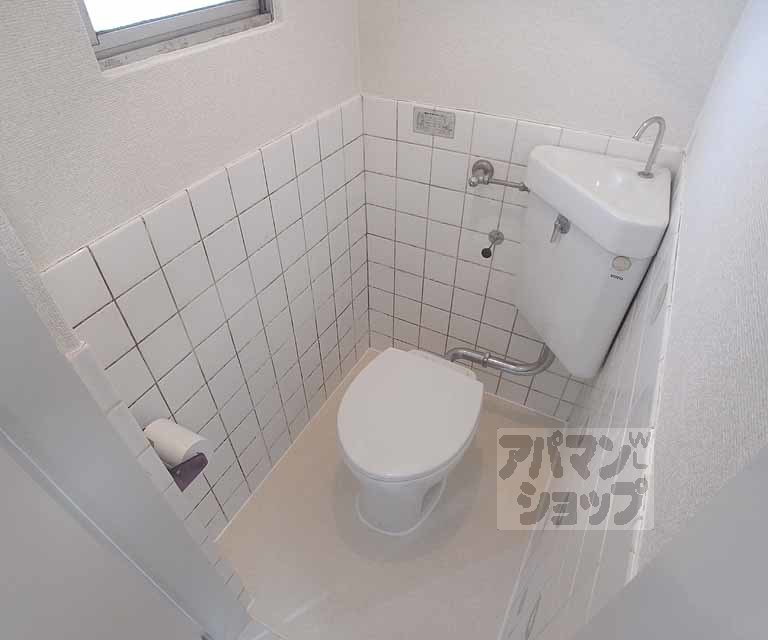 トイレ　お手洗いにも窓有り。