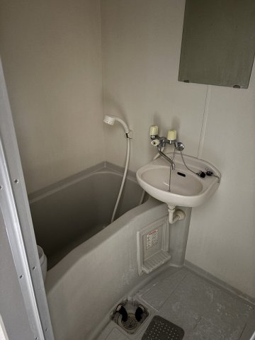 バス・シャワールーム　お風呂と洗面台です。トイレは別々です♪