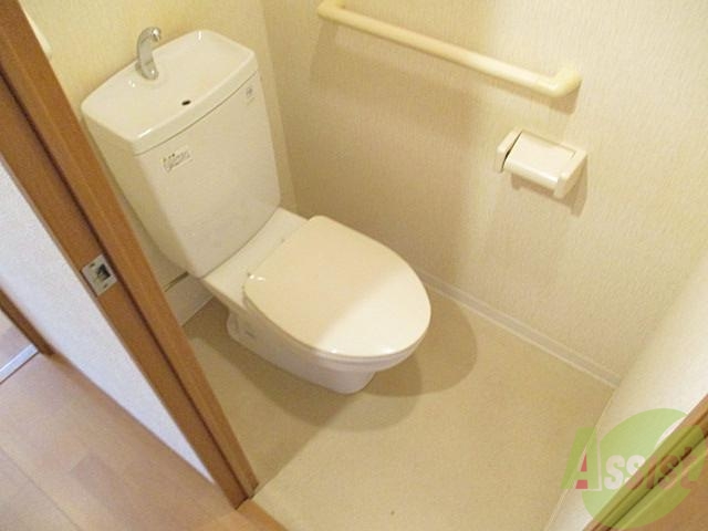 トイレ　お子様やシルバー様に嬉しい手すりつきでした。やさししさですね