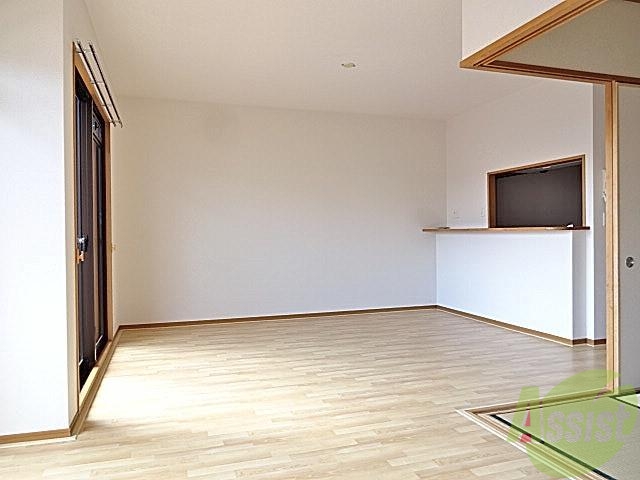 居室・リビング　広々リビングルームは南向きの明るいお部屋ですよー気持ちいいね