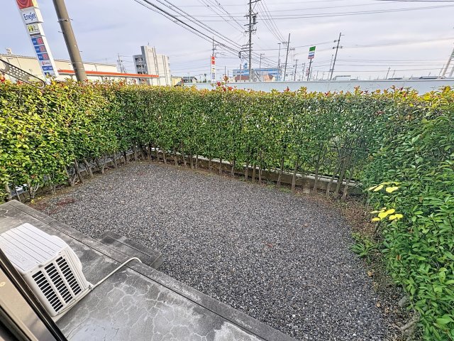 庭　掲載写真は同型の左右反転の部屋を掲載しております。実際のお写