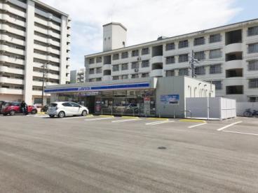 コンビニ　ローソン下関新地町店（コンビニ）まで742m