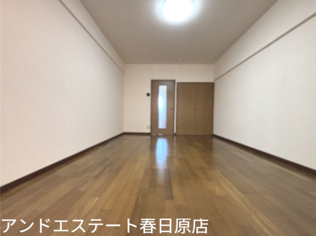 居室・リビング　１０帖の広い洋室