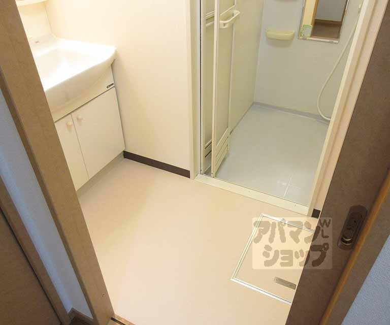 洗面設備　脱衣所もゆったりとしています。
