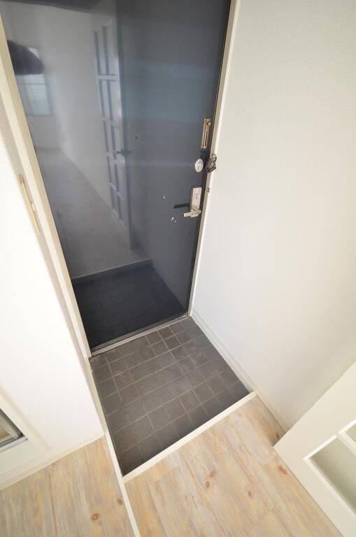 玄関　※退去予定の為、別部屋参考写真