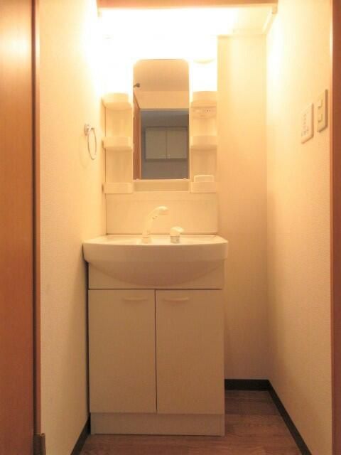 洗面設備　写真は別の部屋のものです。
