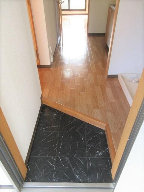 玄関　写真は別の部屋のものです。
