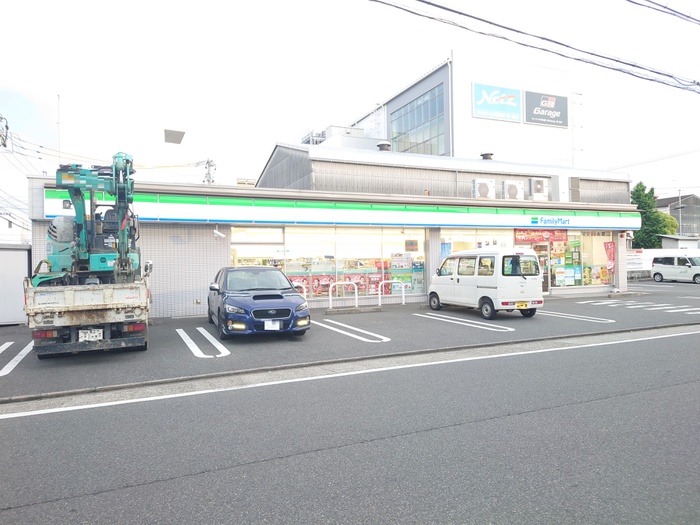 コンビニ　ファミリーマート港築盛店（コンビニ）まで380m