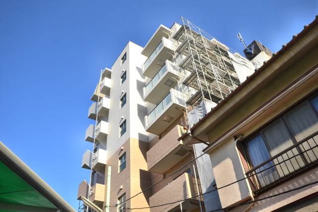 建物外観　鉄筋コンクリート造８階建ての物件です