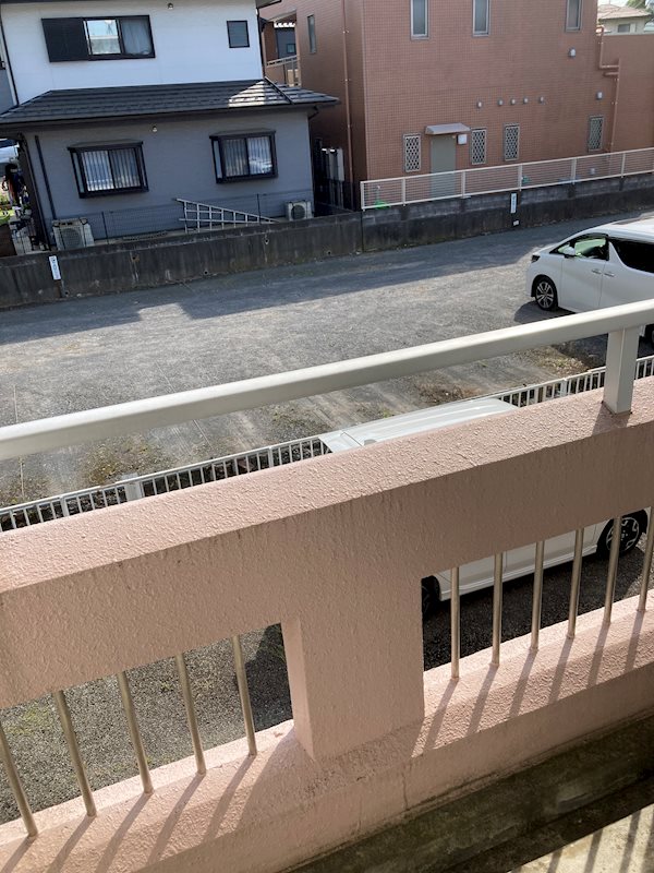 バルコニー　日の差し込む明るいバルコニー！