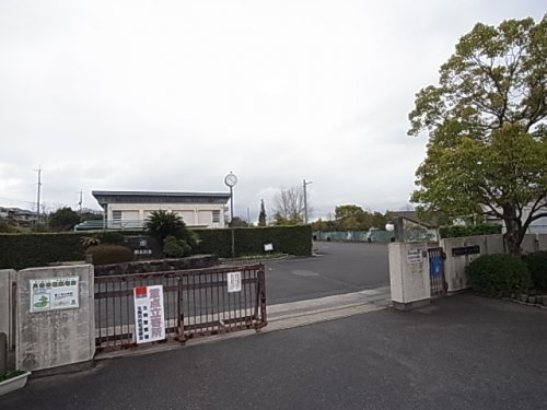 小学校　生駒市立鹿ノ台小学校（小学校）まで493m