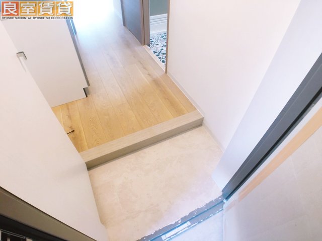 玄関　※写真は同物件の別部屋のものを流用しております。現状を優先し