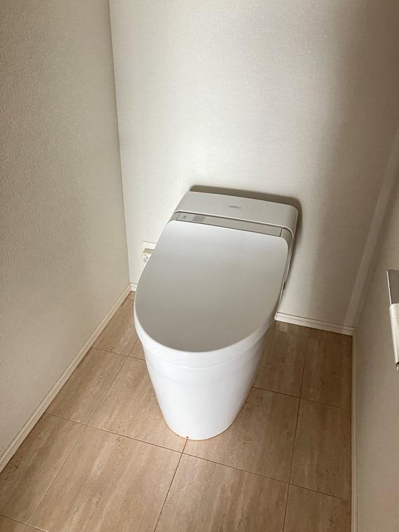 トイレ　落ち着いた色調のトイレです