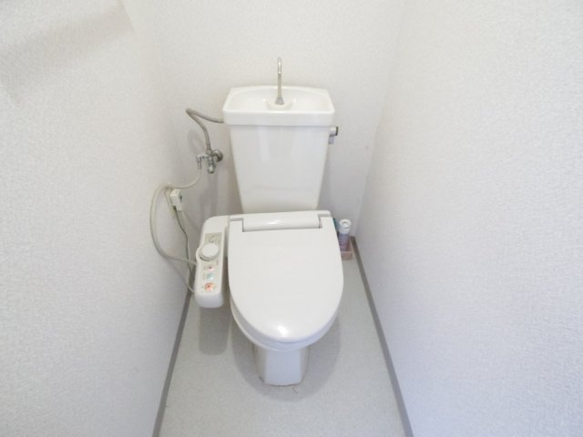 トイレ　落ち着いた色調のトイレです