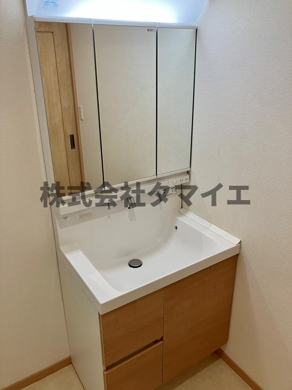 洗面設備　明るい洗面所です