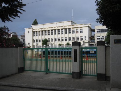小学校　神戸市立春日野小学校（小学校）まで567m
