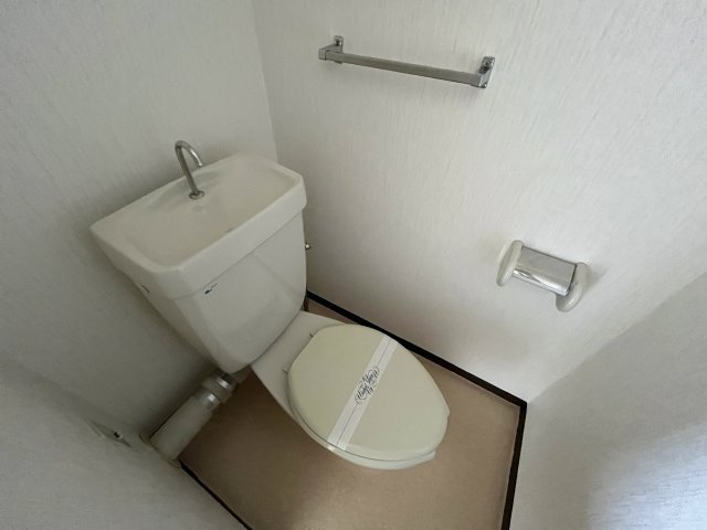 トイレ　同間取りの別部屋の写真です