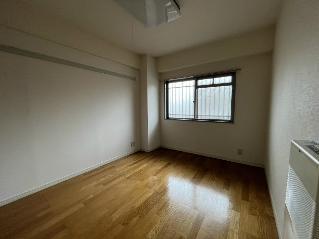 居室・リビング　玄関側洋室６帖　同間取りの別部屋の写真です