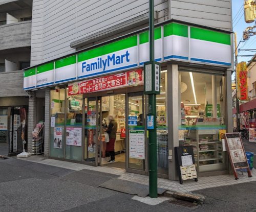コンビニ　ファミリーマート 新宿中井駅前店（コンビニ）まで48m