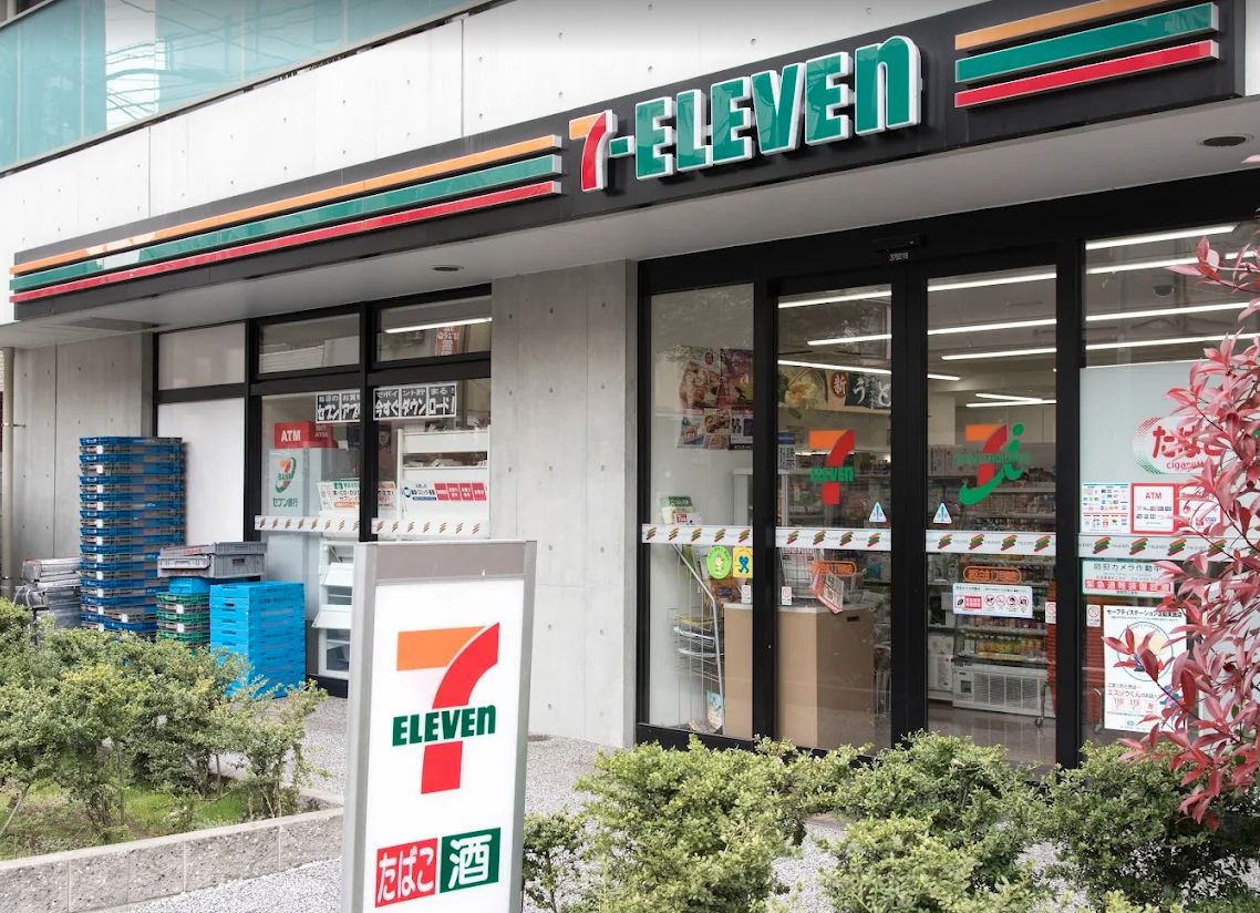 コンビニ　セブン-イレブン 港区白金１丁目南店（コンビニ）まで398m