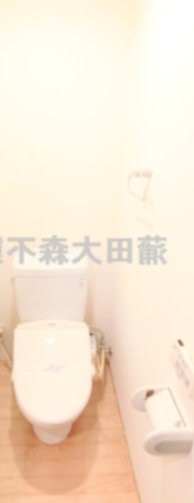 トイレ　棚収納と温水洗浄便座付きのトイレ
