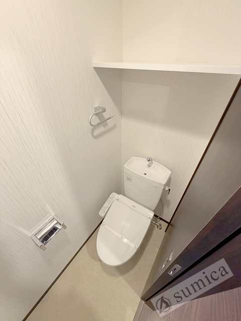 トイレ　人気アイテムの温水洗浄便座。清潔感のあるトイレです。
