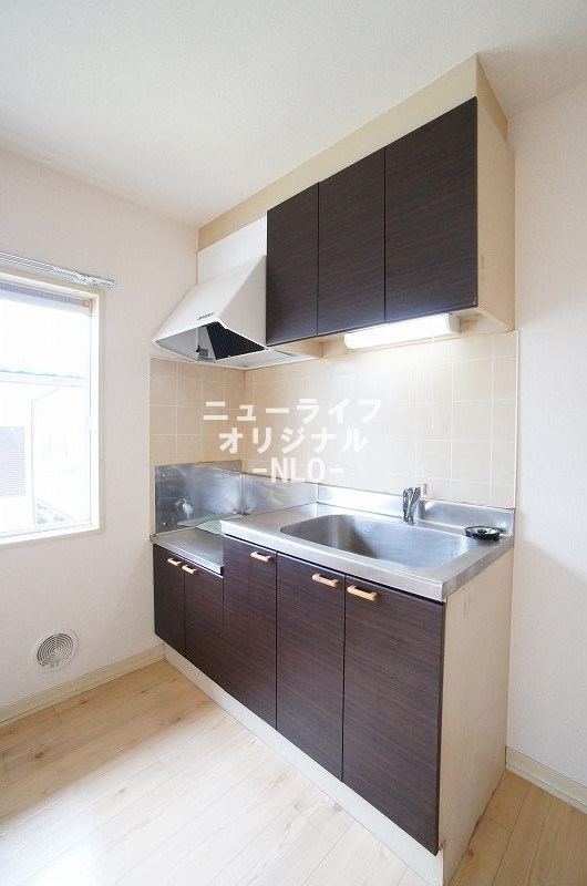 キッチン　窓付キッチンで軽くか換気も出来ます