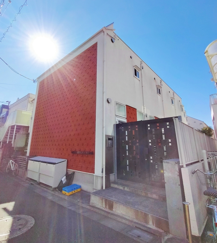建物外観　直線的でスタイリッシュな外観
