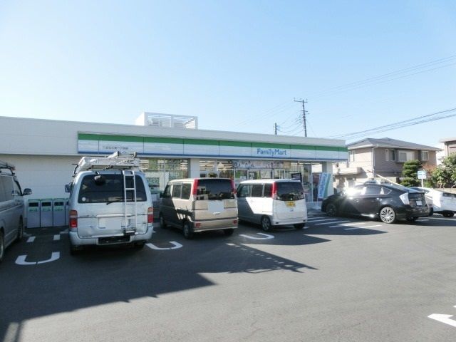 コンビニ　ファミリーマート（コンビニ）まで680m