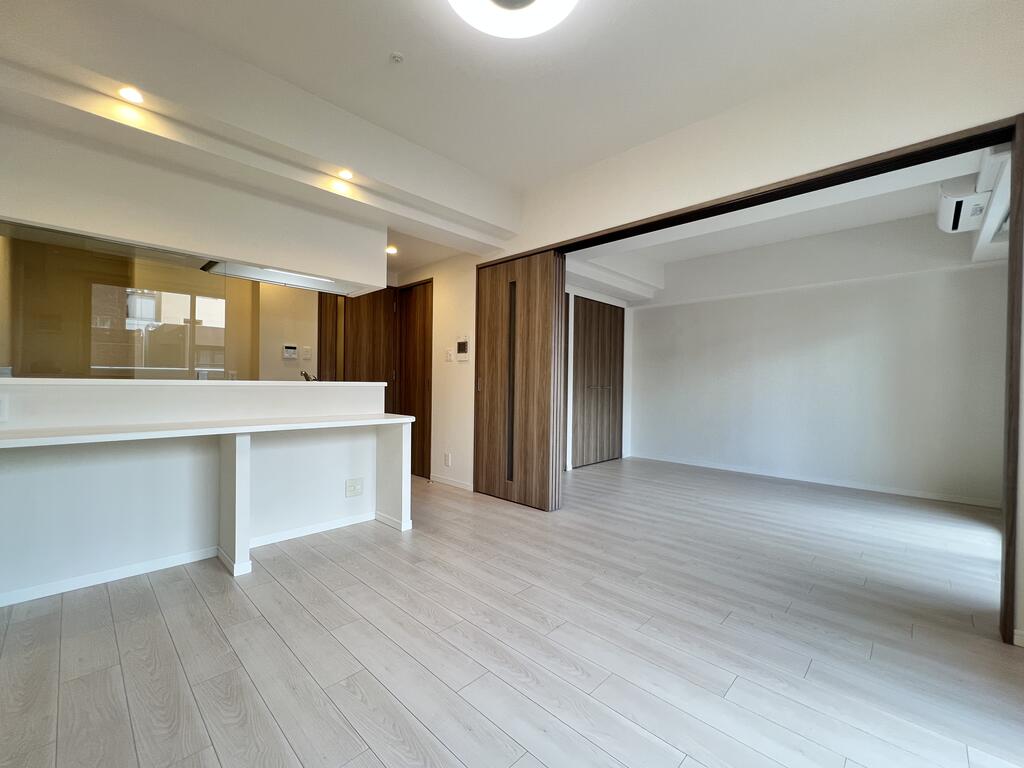 その他　洋室の扉を開けるとより開放的なお部屋になります