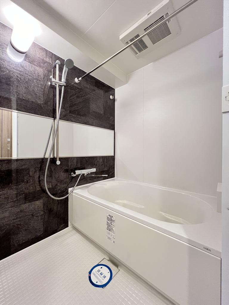 バス・シャワールーム　浴室乾燥機付きなので雨の日のお洗濯も安心です