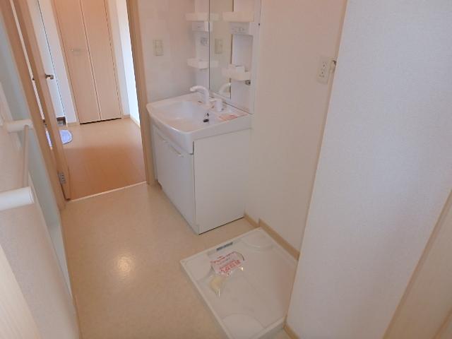 洗面設備　★洗面所は玄関ホールからキッチンへ通り抜けできます★