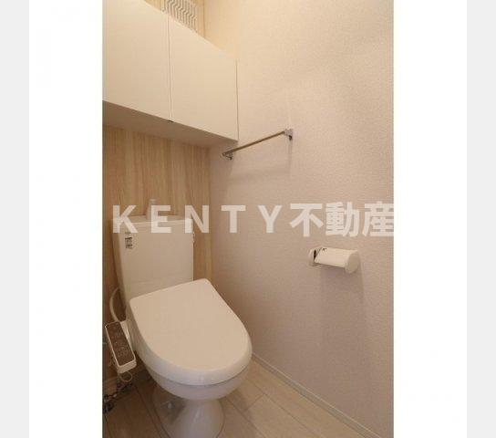 トイレ　落ち着いた色調のトイレです