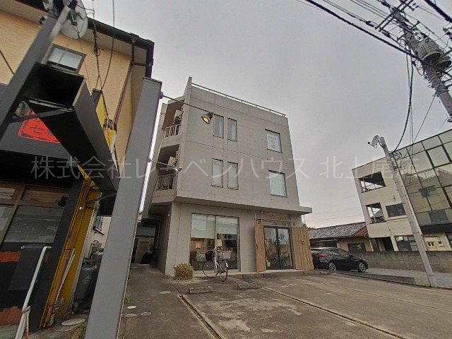 建物外観　近隣にコンビニあり