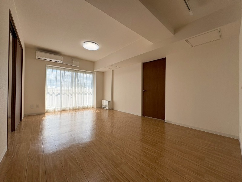 居室・リビング　広くてキレイなお部屋が広がっていて、充実した生活が送れそう。