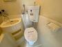 トイレ　ユニットバス内のトイレです。一人暮らしなら十分ですね。