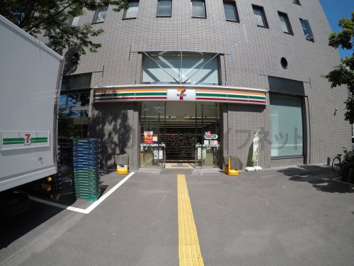 コンビニ　セブンイレブン 江坂公園前店（コンビニ）まで196m