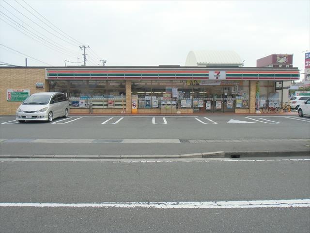 コンビニ　セブンイレブン（コンビニ）まで135m
